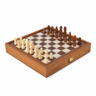 Tablero de ajedrez de madera con piezas marrones y blancas colocadas