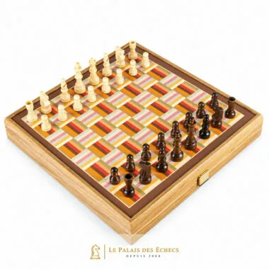 Tablero de ajedrez con motivos de colores abierto y piezas blancas y marrones en juego
