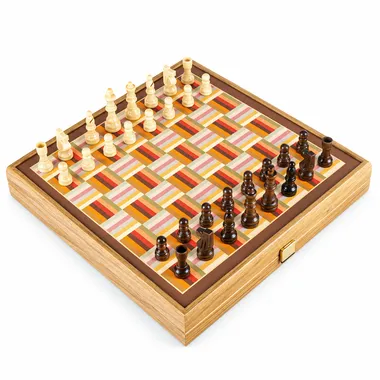 Tablero de ajedrez con motivos de colores abierto y piezas blancas y marrones en juego