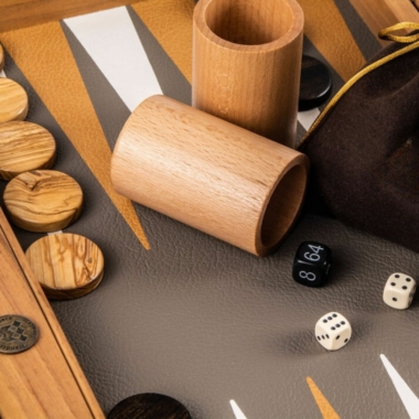Jeu de Backgammon en Similicuir - Deux Tailles : 30 x 20 cm (Voyage) et 48 x 30 cm (Salon)