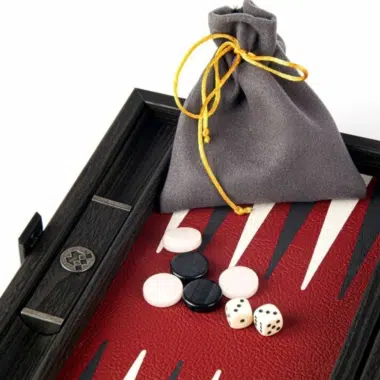Backgammon de viaje de madera, bolsa de tela gris con cordón amarillo