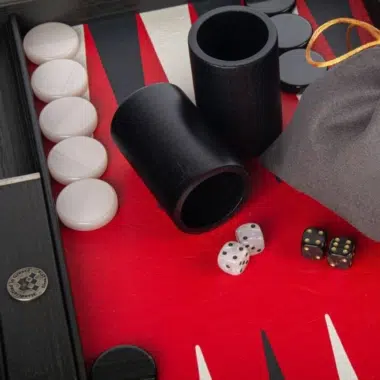 Backgammon Luxe, detalle de los cubiletes de dados, bolsa de tela y fichas blancas y negras