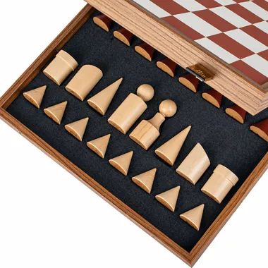 Juego de Ajedrez Estilo Bauhaus en Madera y Tablero de Juego en Símil Cuero - Terracota y Blanco - 40 x 40 cm