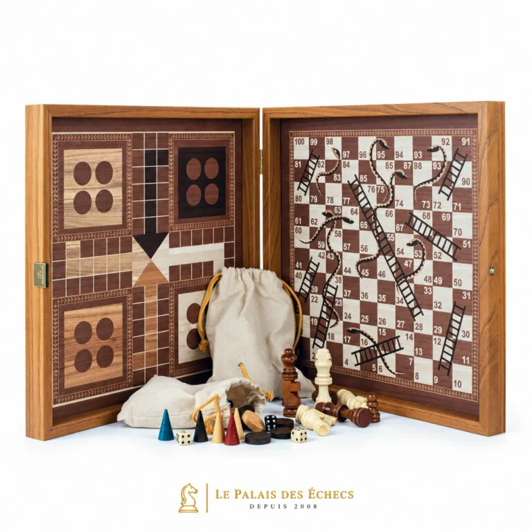 Caja 4 en 1 de madera abierta con ajedrez, backgammon, ludo y serpientes y escaleras