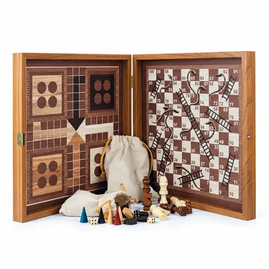 Caja 4 en 1 de madera abierta con ajedrez, backgammon, ludo y serpientes y escaleras