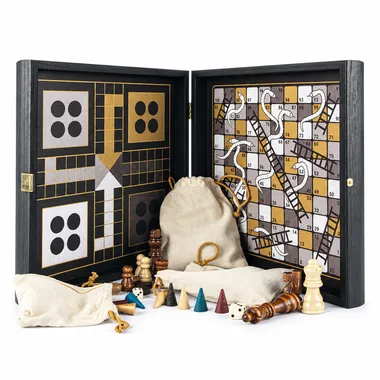 Caja multijuegos abierta con tablero, ludo, serpientes y escaleras y piezas