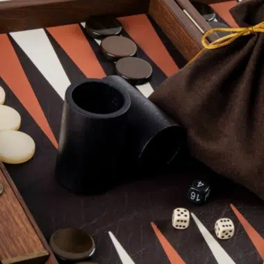 Backgammon de cuero, detalle del doblador negro, bolsa con cordón y dados