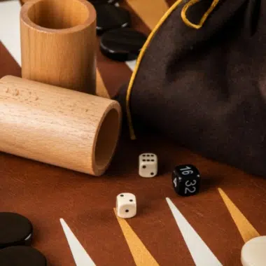 Detalle de los cubiletes de madera, dados y bolsa de tela de almacenamiento