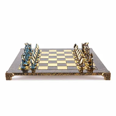 Juego de ajedrez Art Cycladique, piezas azules y marrones frente al tablero