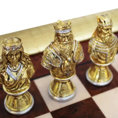 Juego de Ajedrez Medieval - Piezas en Peltre Chapado en Oro/Plata y Tablero de Ajedrez en Madera de Olmo Veteado con Marco Dorado