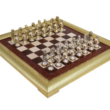 Juego de Ajedrez Medieval - Piezas en Peltre Chapado en Oro/Plata y Tablero de Ajedrez en Madera de Olmo Veteado con Marco Dorado