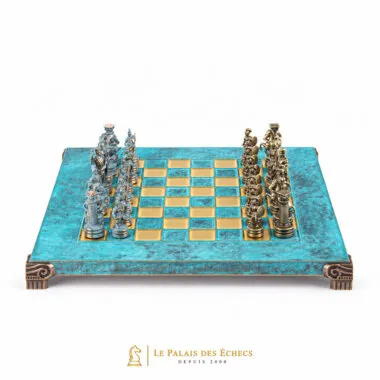 Tablero de ajedrez turquesa con piezas griegas y romanas en metal dorado y plateado