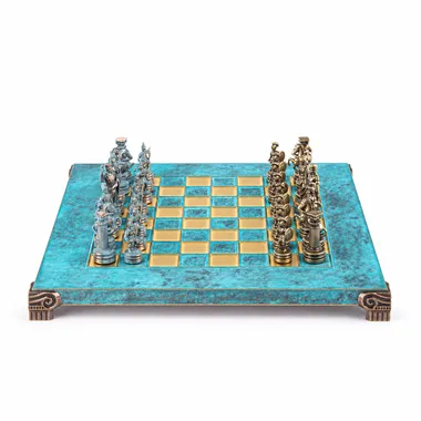 Tablero de ajedrez turquesa con piezas griegas y romanas en metal dorado y plateado