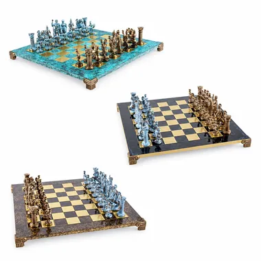 Juego de ajedrez grecorromano, tres vistas del tablero metálico y piezas bronce y azules