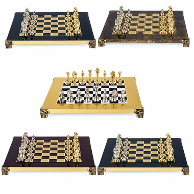 Juego de ajedrez completo Staunton plateado y dorado sobre tablero con patas, caja abierta