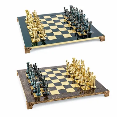 Juego de ajedrez grecorromano, piezas verdes y doradas, dos colores de tablero