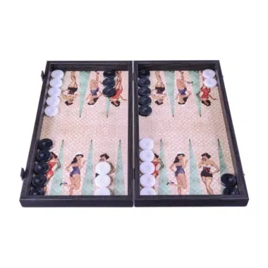 Backgammon Pin-Up Girls abierto, tablero de madera laminada desplegado con fichas