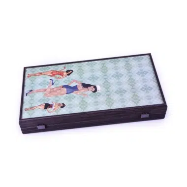 Caja de Backgammon Pin-Up Girls cerrada, vista superior de la tapa ilustrada