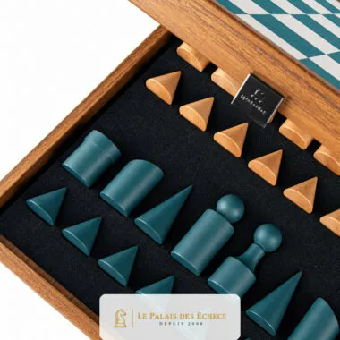 Piezas geométricas azules y de madera guardadas en la caja de almacenamiento abierta