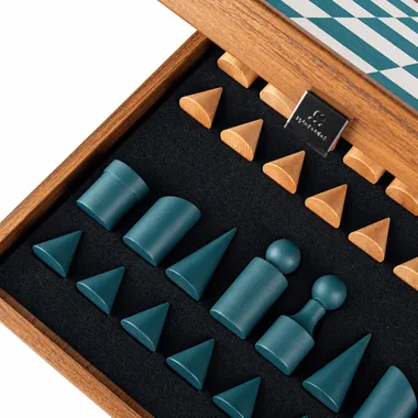 Piezas geométricas azules y de madera guardadas en la caja de almacenamiento abierta