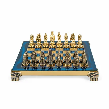 Tablero de ajedrez azul de metal con piezas doradas y marrones del Imperio Bizantino