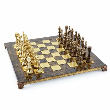 Juego de ajedrez Renaissance en perspectiva con piezas doradas y de bronce alineadas