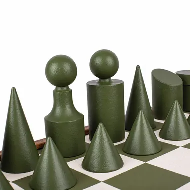 Piezas de ajedrez verdes de estilo Bauhaus con formas geométricas sobre el tablero