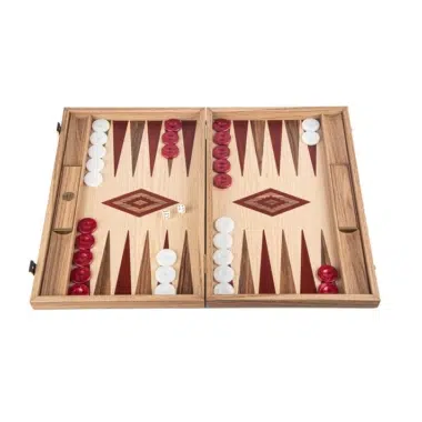 Backgammon de roble y nogal abierto, vista completa del tablero