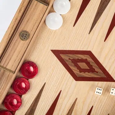 Detalle de las fichas rojas y blancas sobre el tablero de roble con marquetería