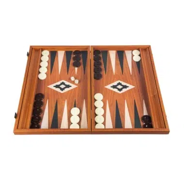 Set de Backgammon de madera de caoba abierto con fichas y dados colocados