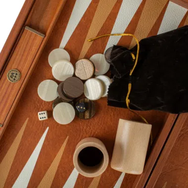Detalle de las fichas redondas de madera y bolsa de dados de terciopelo negro