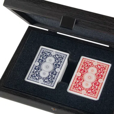 Vista cercana de los dos juegos de cartas azul y rojo en la caja abierta