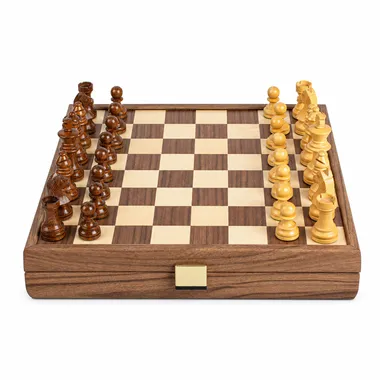 Juego de ajedrez completo en nogal y roble con piezas alineadas y caja cerrada