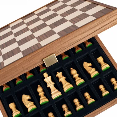 Caja abierta mostrando las piezas Staunton guardadas en sus compartimentos específicos