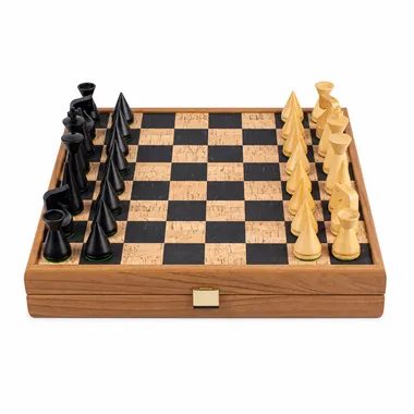 Juego de ajedrez completo con piezas negras y naturales sobre tablero de corcho
