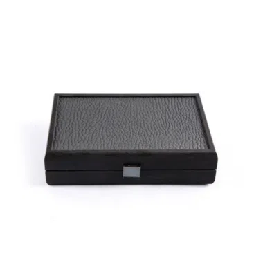 Caja de polipiel gris cerrada vista de frente sobre fondo blanco