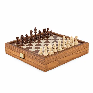 Caja 2 en 1 abierta en modo ajedrez con piezas de madera alineadas
