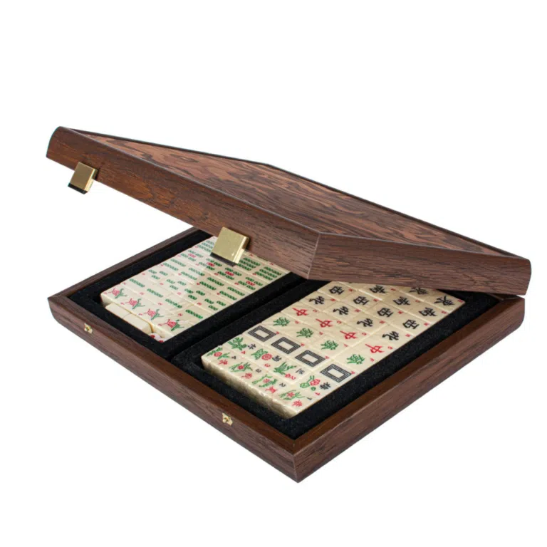 Caja de Mahjong de madera de nogal abierta, fichas en fieltro negro