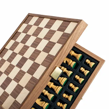 Caja de almacenamiento abierta mostrando el tablero plegado y las piezas en sus compartimentos