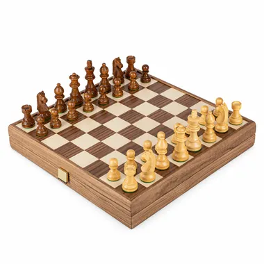 Juego de ajedrez Staunton completo colocado sobre el tablero de nogal y roble