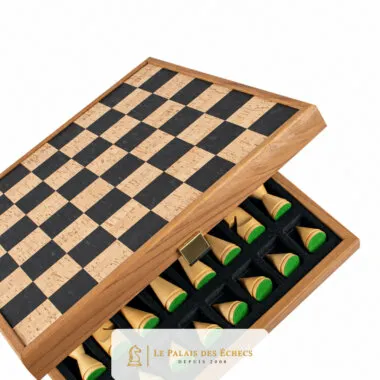 Tablero de ajedrez de madera y corcho abierto mostrando la caja de almacenamiento integrada