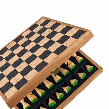 Tablero de ajedrez de madera y corcho abierto mostrando la caja de almacenamiento integrada