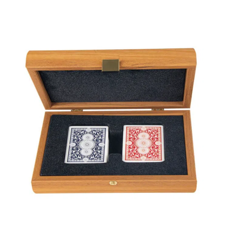 Estuche de nogal abierto con dos barajas de plástico azul y roja