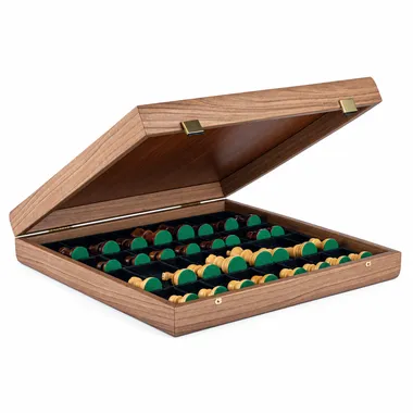 Caja de almacenamiento abierta en nogal con piezas sobre fieltro verde