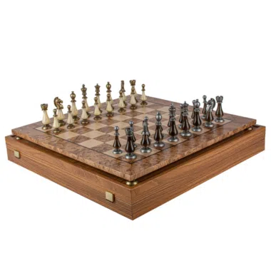 Juego de ajedrez completo con tablero de madera de nogal sobre su caja
