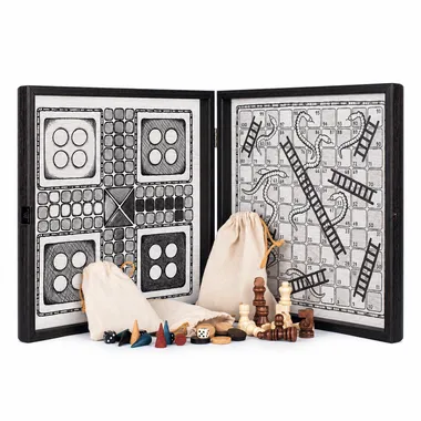 Caja abierta con ajedrez, backgammon, ludo y serpientes con piezas y bolsas