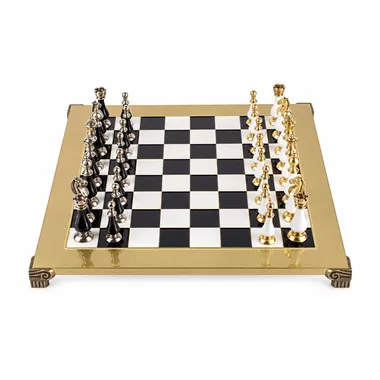 Juego de ajedrez Staunton en negro y blanco, vista general sobre tablero dorado
