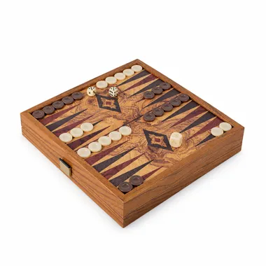 Caja 2 en 1 cerrada con el tablero de backgammon, fichas y triángulos