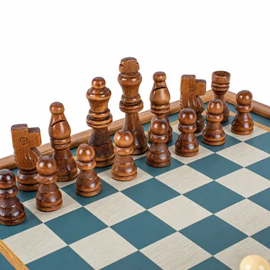 Detalle de las piezas de ajedrez oscuras de madera sobre el tablero turquesa