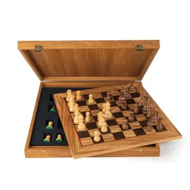 Juego de Ajedrez en Palo de Rosa y Boj y Tablero de Ajedrez en Nudo de Olivo y Roble con Almacenamiento – 50x50 cm